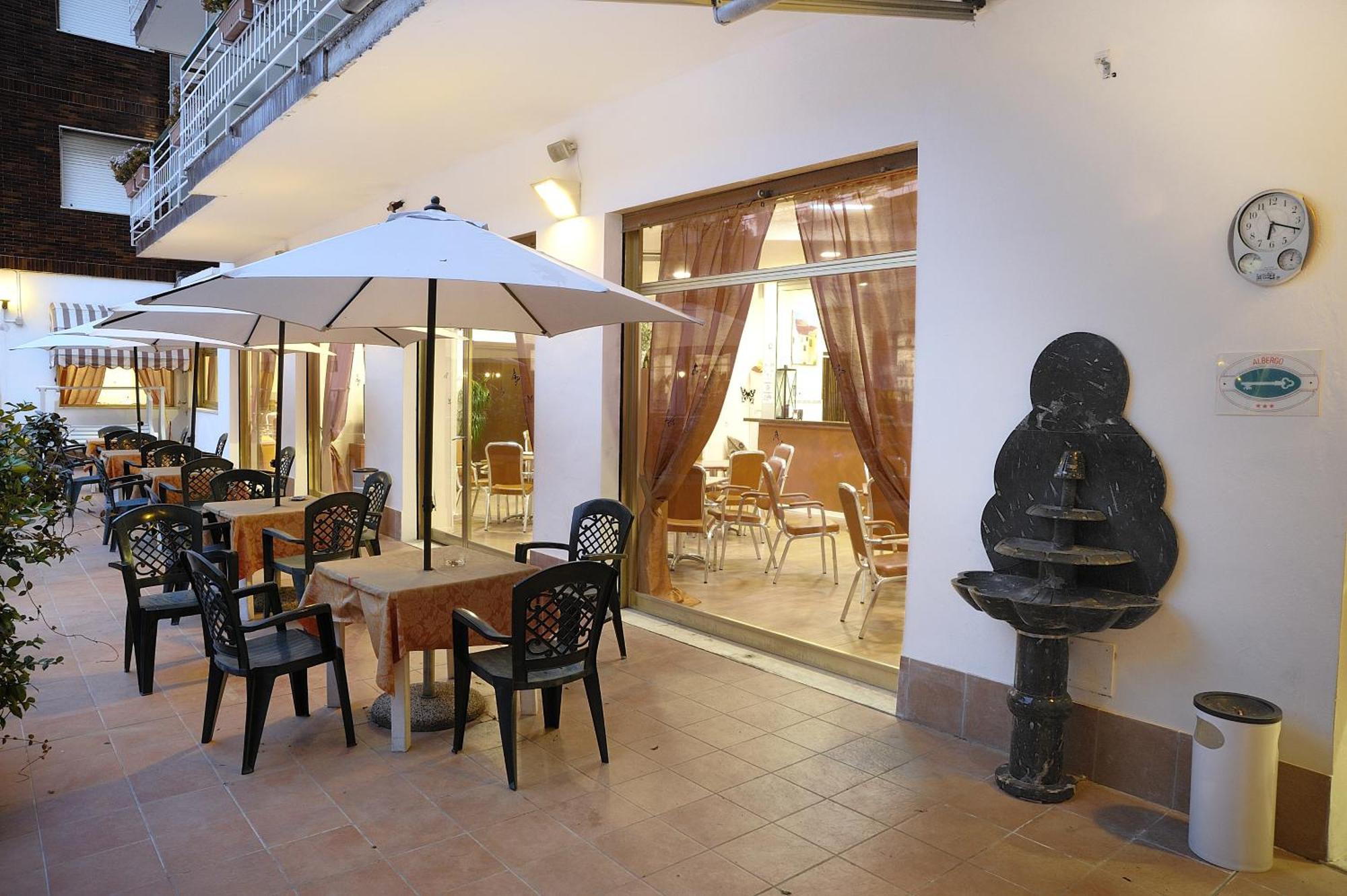 Hotel Arma Ristorante Arma di Taggia Exterior photo
