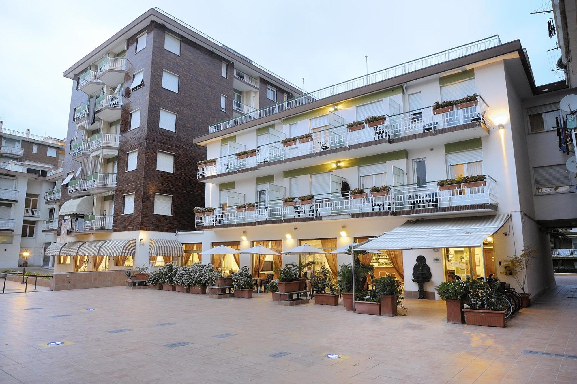 Hotel Arma Ristorante Arma di Taggia Exterior photo