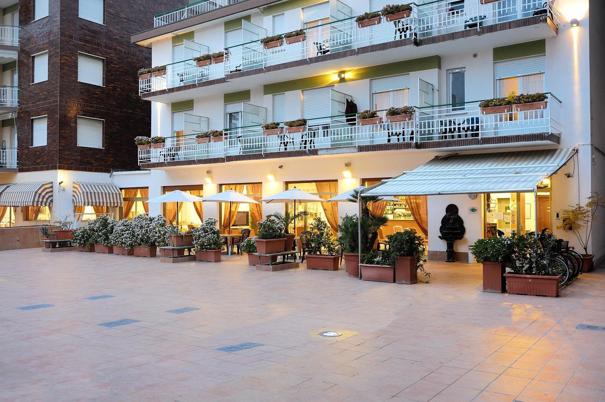 Hotel Arma Ristorante Arma di Taggia Exterior photo